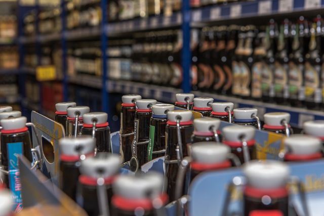 Bierflaschen in Mehrwegkästen im Getränkemarkt