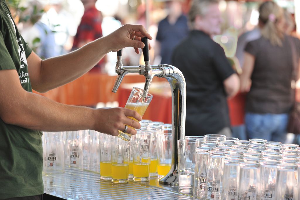 Auf einem Fest wird Bier gezapft